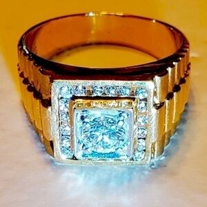 Super elegant & classy Ring on Solid 18K & Sparkly Diamonds